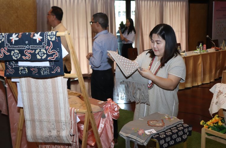 ประกวดลายผ้าพระราชทาน