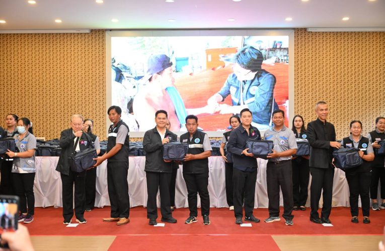 สุพรรณบุรี วราวุธร่วมกับกลุ่มโรงพยาบาลราชธานี มอบกระเป๋าสุขภาพ อสม จำนวน 500 ใบ