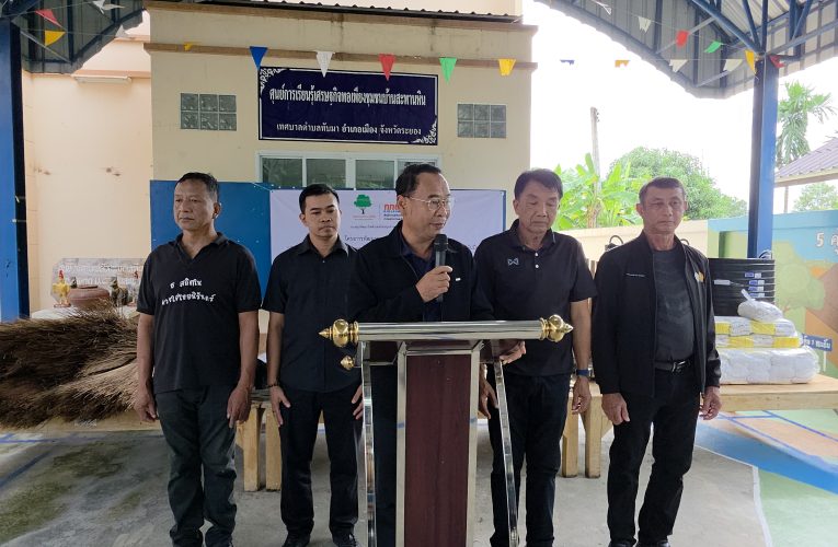 ทต.ทับมา-ชุมชนบ้านสะพานหิน นำ ปชช.เก็บขยะปรับภูมิทัศน์ชุมชน เนื่องในวันแม่แห่งชาติ