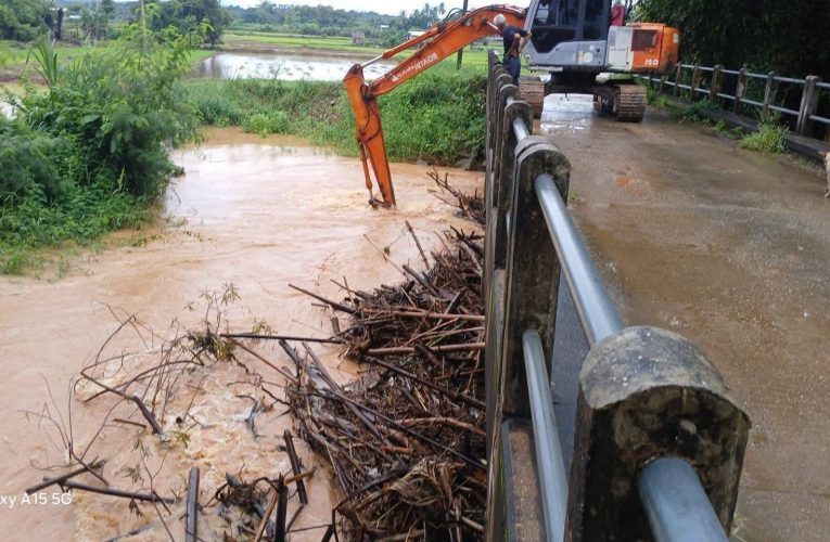 จากสถานการณ์ฝนตกในพื้นที่จังหวัดน่าน ได้รับผลกระทบ ที่“ปัว–นาน้อย” เฝ้าระวังฝนต่อเนื่อง นายอำเภอลงพื้นที่จุดเสี่ยง เร่งเคลียร์ต้นไม้–ดินสไลด์ ขณะที่ท้องถิ่นเตรียมกระสอบทรายรับมือน้ำท่วม