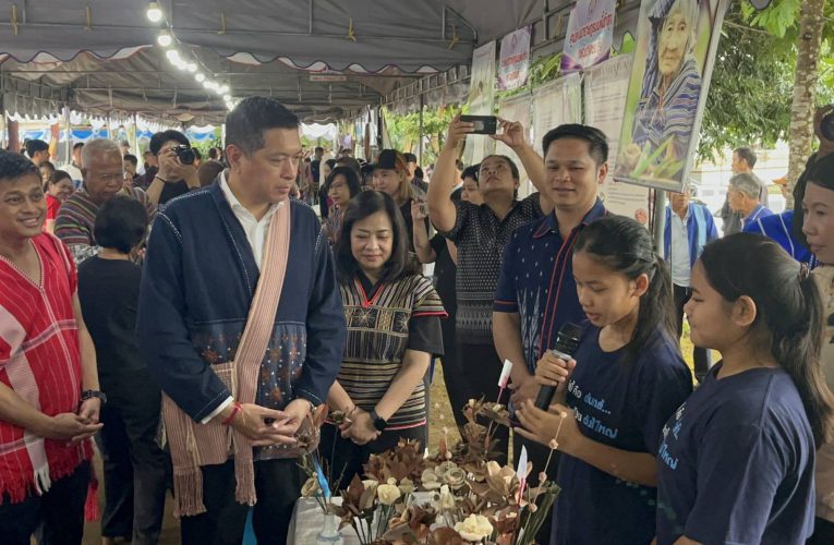 กาญจนบุรี รมว.กระทรวงพัฒนาสังคมและความมั่นคงของมนุษ์ ควง ส.ส.กาญจนบุรี เขต.5 ผู้ว่าเมืองกาญจน์ ร่วมงาน “ไคยจูวหล่าเขาะว์” สานสายใยชาติพันธุ์กาญจนบุร สืบสานอัตลักษณ์และวิถีชีวิตกลุ่มชาติพันธุ์ มุ่งลดความเหลื่อมล้ำ สร้างทุนทางเศรษฐกิจและสังคม พร้อมเปิดเวทีเสวนาร่าง พ.ร.บ. ชาติพันธุ์ เพื่อการอยู่ร่วมกันอย่างเสมอภาค
