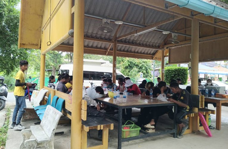 จัดหางาน กอ.รมน.สนธิกำลังตำรวจสันติบาล ตำรวจสืบสวนภูธรระยอง และตม.ระยอง สนธิกำลังจับแรงงานต่างด้าวโครงการดังได้24คน