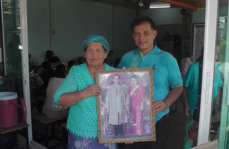 ร้ายข้าวแกงแม่ยุพินเปิดให้กินฟรีอาหารปักษ์ใต้พื้นถิ่นขึ้นชื่อรสเด็ด 15 เมนูพร้อมขนมจีนน้ำยา 3 ชนิดถวายเป็นราชกุศลแม่ของแผ่นดินไทยให้ชาวกระบี่นักท่องเที่ยวรู้จักการเสียสละ