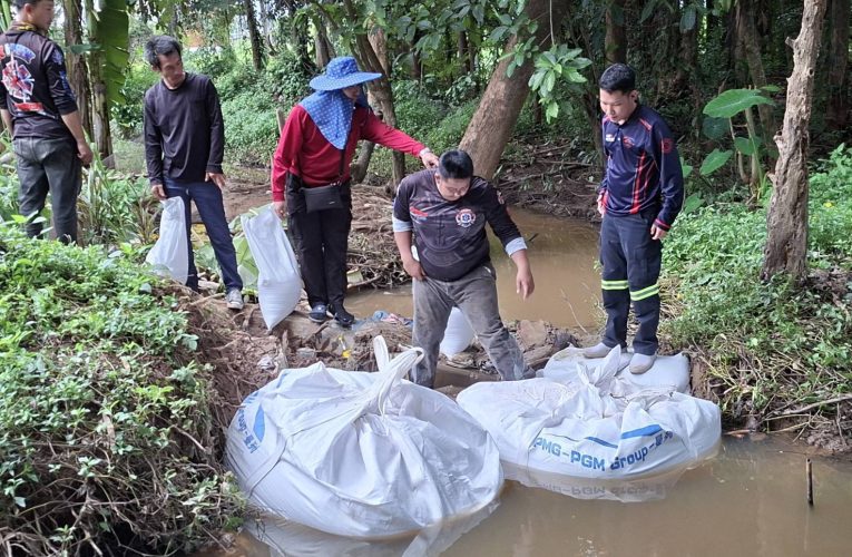 เทศบาลตำบลเชิงดอย ดำเนินการบรรจุกระสอบทรายขนาดเล็กป้องกันน้ำท่วมน้ำกัดเซาะตลิ่ง