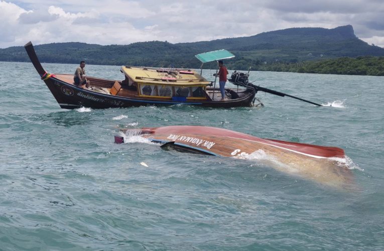 เรือหางยาวนำเที่ยวถูกคลื่นลมแรงซัดล่มบริเวณแหลมหางนาคโชคดีอุทยานเกาะพีพีและเรือสปีดโบท์ช่วยชีวิตนักท่องเที่ยวไว้ทันรอดหวุดหวิด 12 ชีวิต