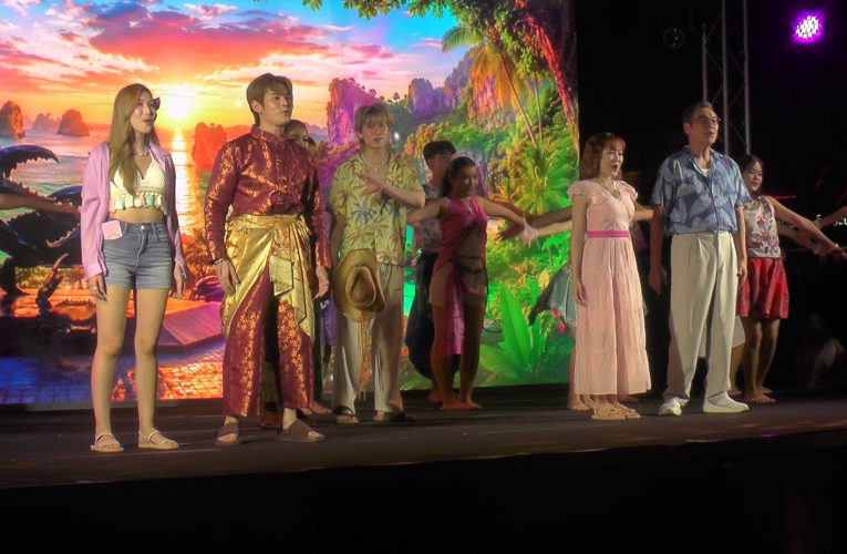 การท่องเที่ยวกระบี่เชิญชมฟรีละครเวทีเปิดประสบการณ์ใหม่ตอนกระบี่ริมเลเสน่ห์บ้านเราส่งเสริมท่องเที่ยววิถีใหม่อหล่งท่องเที่ยววิถีชีวิตชุมชนเกิดความตระหนักในจิตสำนึกของการรักชาติรักถิ่น