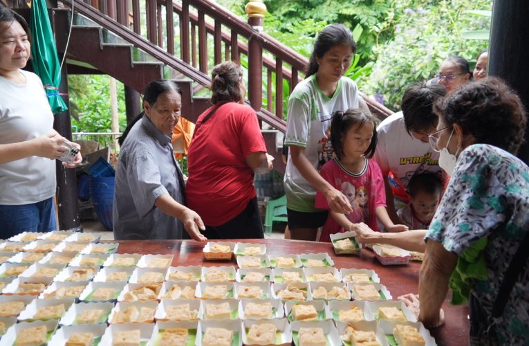ข่าว เจ้าอาวาสใจบุญทำขนมแจกประชาชน 1,500 คน
