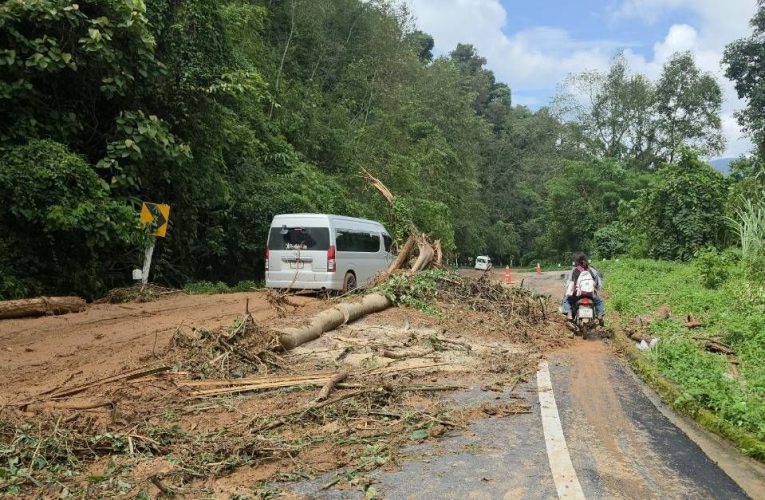 ด่วน! ดินสไลด์ทับทางหลวง 1081 บ่อเกลือ การจราจรผ่านได้ 1 ช่อง แขวงทางหลวงเร่งเคลียร์พื้นที่ คาดเปิดปกติ 15.00 น.