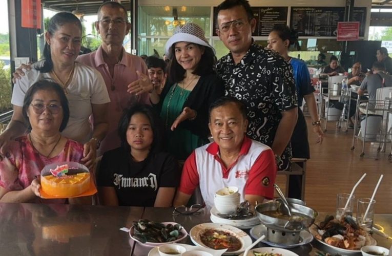 เบิดร์เดย์ สุขสังสรรค์วันเกิด 16 สิงหาคม ครบรอบ 65 ปี ทีมข่าว จ.เพ ชรบุรี และ ลูกๆหลานๆตระกูล ลิ้มเจริญ จัดเลี้ยงวันเกิดให้คุณสาหร่าย ลิ้มเจริญ แบบเงียบๆที่สวนอาหาร ” ครัวบ้านต้นไม้ซีฟู๊ด ” ต.บ้านแหลม อ.บ้านแหลม จ.เพชรบุรี งานนี้ต้องของคุณ ” เสี่ยเมต “ผู้จัดการใหญ่ใจดีต้อนรับจัดอิ่มอร่อยอาหารทะเลให้เต็มที่พร้อมมอบของขวัญวันเกิดให้คุณสาหร่าย ลิ้มเจิญ หิ้วกลับบ้านอีกด้วยขอบคุณมากครับ “เสี่ยเมต”.ทีมข่าว/จ.เพชรบุรี