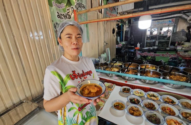 นครพนม​ แม่ค้าธาตุพนมเปิด “ข้าวแกงถ้วยละ 20 บาท” สวนกระแสค่าครองชีพ อิ่มคุ้มทุกเมนู