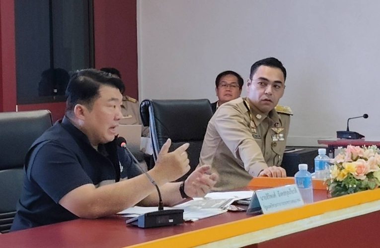 ปทุมธานี 2 รมช.บุกปทุมธานี รับฟังปัญหาความเดือดร้อนประชาชน ขณะที่ สจ.ปทุมธานี ตั้งกระทู้สดถามผลกระทบการวางท่อประปา