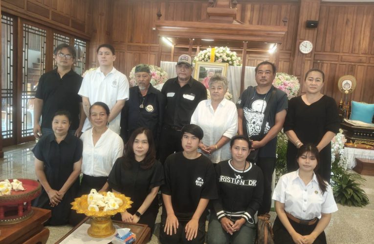 พระครูวิมลธรรมรัต หรือหลวงพ่อศรีนวล วิมโล เจ้าอาวาสวัดสันติธรรมที่ปรึกษาเจ้าคณะจังหวัดเชียงใหม่ -ลำพูน และแม่ฮ่องสอนเป็นประธานสวดอภิธรรมศพคุณแม่ฉันทนา จารุจินดา (แม่ต้อย)ก่อนมอบศพให้กับ รพ.มหาราชนครเชียงใหม่ เป็นอาจารย์ใหญ่
