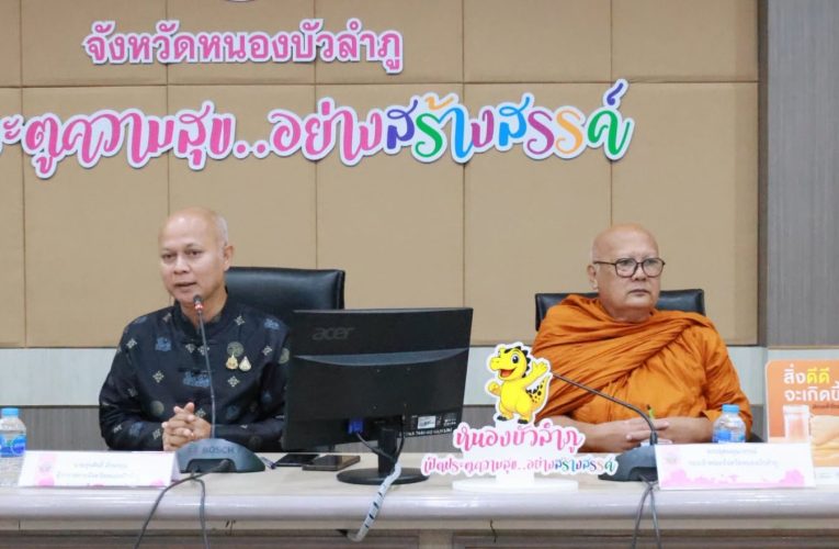 สุรศักดิ์ พ่อเมืองลุ่มภู แจงถี่ยิบกระบวนการทำงานทุกอย่างยึดระเบียบและขั้นตอนเพื่อความถูกต้องตามกฏหมาย สร้างไม่สร้างอยู่ที่คนหนองบัวลำภู ขณะที่ภาคเอกชนแจงบริเวณหอสองนางเป็นชัยภูมิที่เหมาะสมโอบอุ้มตามความเชื่อด้วยประการทั้งปวง ขณะที่หอสองนางจะเป็นเทพารักษ์ประจำศาลหลักเมือง