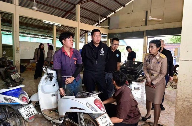 รมว.พม. ลงพื้นที่น่าน ติดตามสถานการณ์อุทกภัย เยี่ยมให้กำลังใจผู้ประสบภัย พร้อมมอบสิ่งของช่วยเหลือในพื้นที่อำเภอภูเพียงและอำเภอปัว
