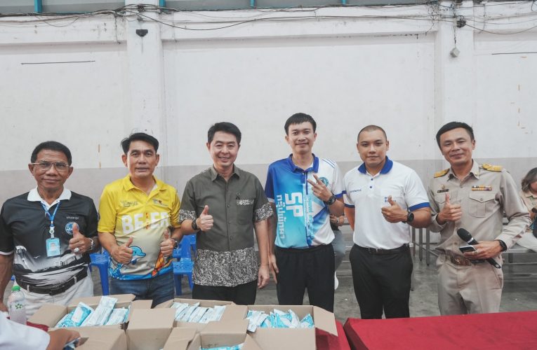 นายกพัทยานำทีมแจกไอศกรีมให้นักเรียน หลังผู้ใหญ่ใจดีร่วมสนับสนุน 5 หมื่นแท่ง