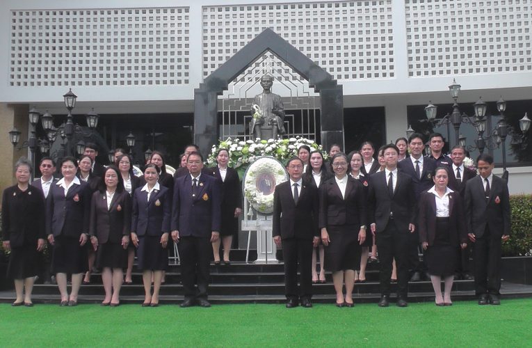 น้อมรำลึกพระบิดาแห่งกฎหมายไทย 3 ศาลจังหวัดนำข้าราชการตุลาการหน่วยงานที่เกี่ยวข้องร่วมทำบุญทางศาสนาวางพวงมาลาสำนึกในพระมหากรุณาธิคุณกรมหลวงราชบุรีดิเรกฤทธิ์