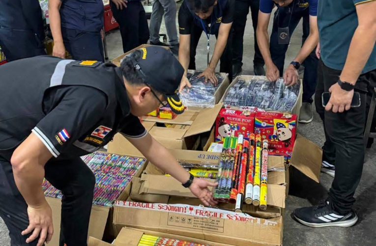 “ศุลกากรช่องจอม” ผนึกกำลัง “สรรพสามิต“ ทลายรังของเถื่อนกลางโคราช อึ้งใช้คุณยายขายไก่ทอดบังหน้า ผงะซุกเพียบทั้ง ”พลุดอกไม้ไฟ บุหรี่ไฟฟ้า เหล้าบุหรี่เถื่อน“ หวั่นเพลิงไหม้ซ้ำรอยคลองถมเซ็นเตอร์
