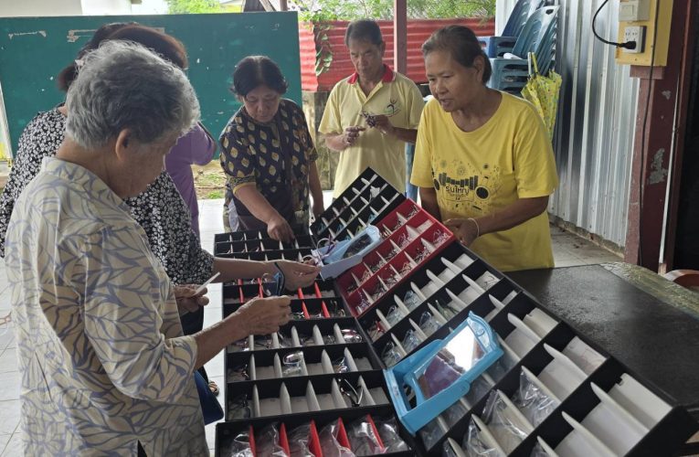 สกลนคร ชาวบ้านแห่ใช้บริการแว่นตาดีราคาถูกจากอว่นเอื้ออาทร