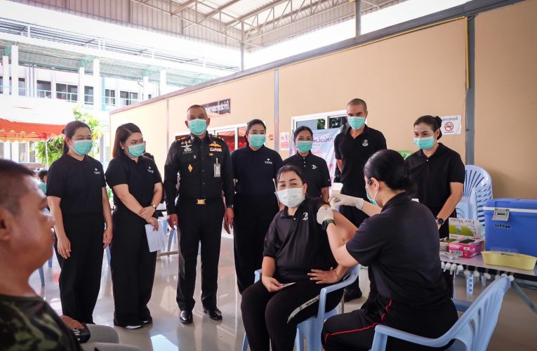 กาญจนบุรี “ ดูแลเอาใจใส่กำลังพลและครอบครัว … ผบ.ร.29 พร้อมภริยา นำกำลังพลและครอบครัวเข้ารับวัคซีนไข้หวัดใหญ่ 3 สายพันธุ์ ณ รพ.ค่ายสุรสีห์ ”
