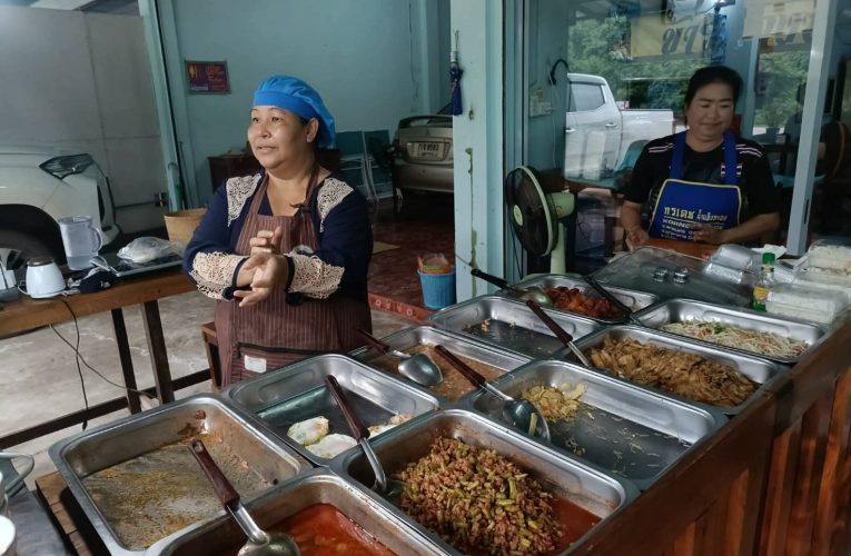 สกลนคร ร้านข้าวแกงซาวบาท เปิดขายตั้งแต่ตี 5 ถึงเที่ยงวัน จำหน่ายข้าวราดแกงเพียง 20 บาท