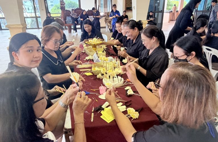 ยะลาจิตอาสาอำเภอเบตงรวมพลังประดิษฐ์ดอกไม้จันทน์ 30,000 ดอก เตรียมพร้อมถวายพระเพลิงพระบรมศพ