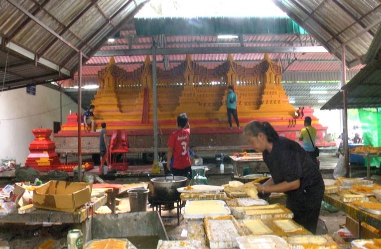 สกลนคร วัดสะพานศรีจัดสร้างปราสาทผึ้งเ ให้ทันขบวนแห่โชว์ความงดงามตระตา