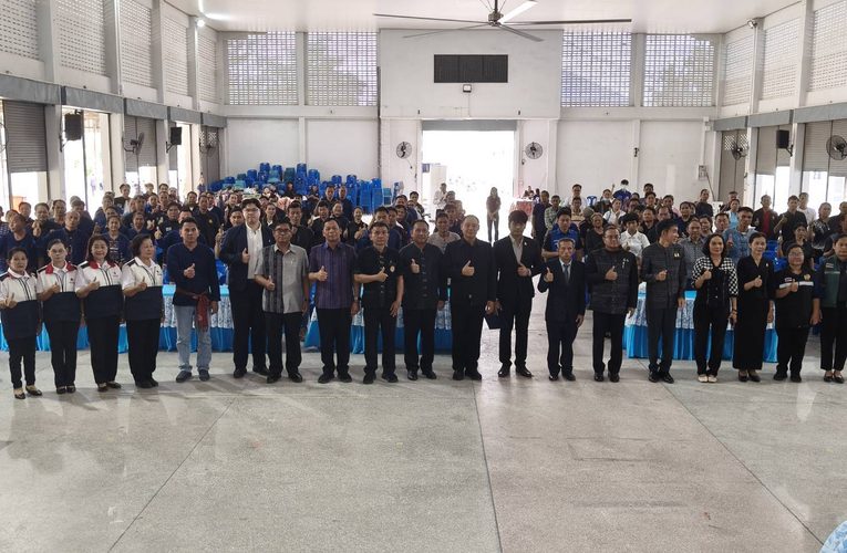 ข่าวมอบโคตามโครงการไถ่ชีวิตมหากุศล*** ตั้งเป้าทั้งอำเภอ 1,200 ตัวโดยสมาคมเพื่อคนตาบอดและผู้พิการไทย ได้ส่งมอบโคตามโครงการไถ่ชีวิตโค-กระบือ มหากุศลให้กับคนตาบอดและผู้พิการในพื้นที่ อำเภอสุวรรณภูมิ จังหวัดร้อยเอ็ด โดยมีเป้าหมายจะส่งมอบทั้งสิ้นจำนวน 1,200 ตัว เพื่อเป็นการต่อยอดสร้างอาชีพ สร้างรายได้ สร้างโอกาสทางเศรษฐกิจ ให้กับผู้พิการ