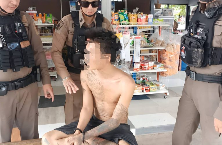 มุกดาหาร ชายบุกร้านชำหยิบเหล้าขาวต่อหน้าเจ้าของร้านมุกดาหาร – ชายบุกร้านขายของชำหยิบเหล้าขาวต่อหน้าเจ้าของร้าน พร้อมทั้งเอะอะโวยวายภายในร้าน และมีนิสัยอันธพาลจนชาวบ้านเอื่อมระอา แจ้งตำรวจเข้าควบคุมตัว