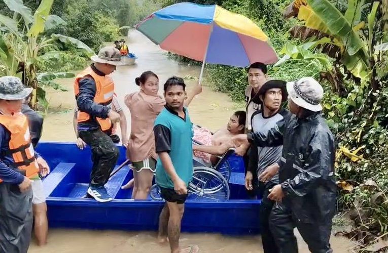 จันทบุรี เกิดเหตุน้ำป่าไหลหลาก น้ำล้นตลิ่ง น้ำท่วมฉับพลัน หลายพื้นที่ในอำเภอแก่งหางแมว เจ้าหน้าที่เร่งช่วยเหลือประชาชน ปภ.แจ้งเตือนประชาชนริมคลองขนของขึ้นที่สูงหวั่นได้รับผลกระทบ
