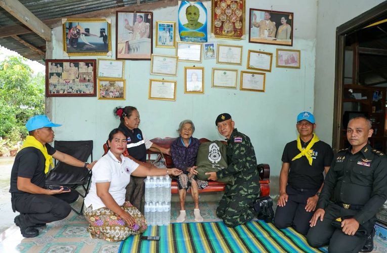 สุรินทร์-ผู้บัญชาการมณฑลทหารบกที่ 25 ลงพื้นที่ลุยน้ำท่วม อ.พนมดงรัก มอบถุงยังชีพเยียวยาใจคุณยายวัย 89 ปี พร้อมสั่งการชุดช่วยเหลือเร่งด่วนตลอด 24 ชั่วโมง