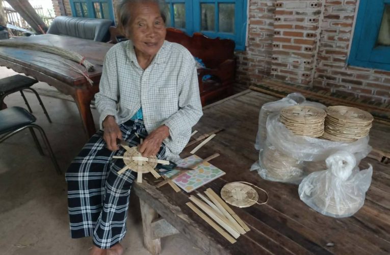 สกลนคร สู้ชีวิต! คุณยายวัย 88 ปี สาน “กะเตี่ยว” นึ่งข้าวขาย สืบสานงานฝีมือกว่า 20 ปี ขายเพียงอันละ 5 บาท