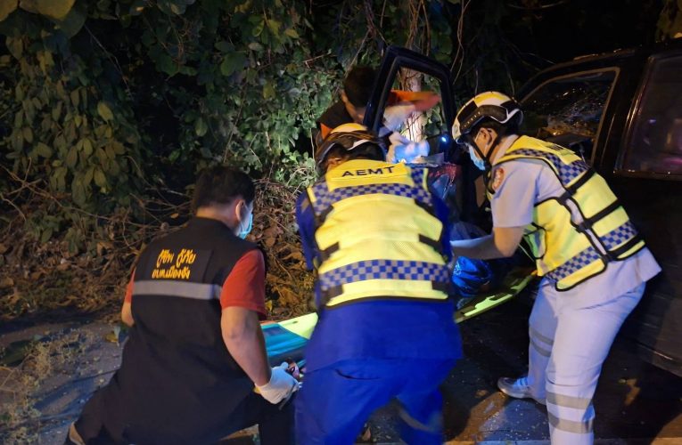 กระบะ 4 ประตูเสียหลักชนต้นไม้ริมถนนสายน่าน–สันติสุข คนขับวัย 66 ปี ติดภายใน กู้ภัยเร่งช่วยนำส่งโรงพยาบาล