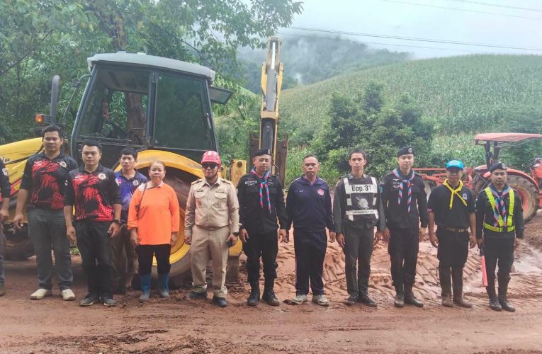 พิษณุโลก – น้ำป่าไหลหลากในพื้นที่ อ.ชาติตระการ พัดต้นไม้และดินโคลนลงทับถนนทางหลวงหมายเลข 1237 ช่วงบ้านรักชาติ-บ้านเทอดชาติ (เนินสวรรค์) ต.บ่อภาค ก่อนหน้ารถไม่สามารถสัญจรผ่านได้ เจ้าหน้าที่ระดมกำลังเร่งเปิดเส้นทาง ล่าสุดเปิดให้รถผ่านได้แล้ว 1 ช่องทาง ขณะที่ยังเร่งเคลียร์พื้นที่เพื่อเปิดการจราจรเต็มรูปแบบ