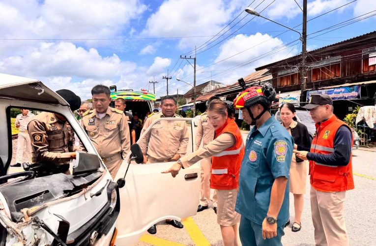 รองผู้ว่าฯ อุตรดิตถ์ พร้อม ปภ. ลงพื้นที่ตรวจสอบเหตุขบวนรถด่วนที่ 8 เฉี่ยวชนรถยนต์ บริเวณทางรถไฟช่วงบ้านด่าน–ศิลาอาสน์.วันที่ 7 กันยายน 2569 เวลา 12.15 น. นายภูริวัจน์ โชตินพรัตน์ รองผู้ว่าราชการจังหวัดอุตรดิตถ์ พร้อมด้วย นางสาวชาครียา เศรษฐเสรี หัวหน้าสำนักงานป้องกันและบรรเทาสาธารณภัยจังหวัดอุตรดิตถ์ พ.ต.อ.ไกรสิทธิ์ พรหมปฏิมา ผกก.สภ.เมืองอุตรดิตถ์และนายสมพร ขันปิงปุ๊ด หัวหน้ากลุ่มงานยุทธศาสตร์และการจัดการ ลงพื้นที่ตรวจสอบเหตุการณ์ขบวนรถด่วนที่ 8 เส้นทางเชียงใหม่–กรุงเทพอภิวัฒน์ เฉี่ยวชนรถยนต์ส่วนบุคคล บริเวณทางรถไฟช่วงระหว่างสถานีบ้านด่าน–สถานีศิลาอาสน์ หลักทางรถไฟ สทล.489/14