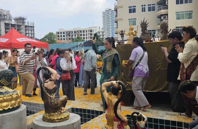 เทวาลัยมหากาลีอวตารจักรวาลชนนีจัดพิธีบวงสรวงพระแม่ธรณี 3 เมตร 9 เซ็นติเมตร ประดิษฐานให้ชาวบ้านบูชา