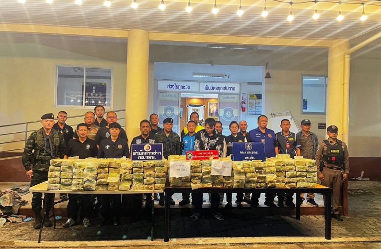 หนุ่ม 23 ซิ่งรถตู้หนีตำรวจ เสียหลักชนกำแพงบ้าน พบไอซ์ 464 กก. มูลค่า 464 ล้าน