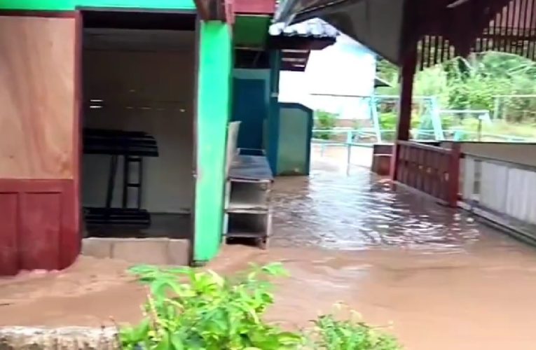 น้ำป่าท่วมโรงเรียนแม่สะเป่