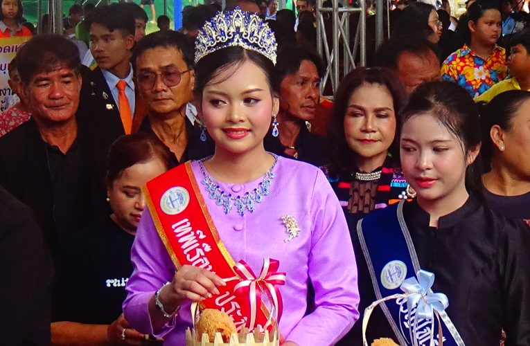 จังหวัดพิษณุโลก จัดงานสืบสานประเพณีบุญเดือนสิบปิดทองหลวงพ่อปั้น แข่งขันเรือบก ลิ้มรสข้าวเม่าพอก หนึ่งเดียวของไทย สนุกสนานท่ามกลางนักท่องเที่ยวเนืองแน่น