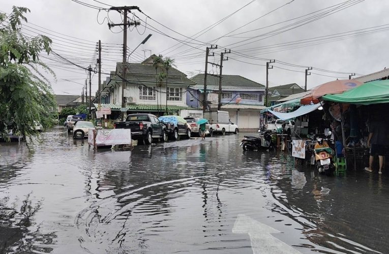 ปทุมธานี ฝนถล่มหนักคลองสามส่งผลให้น้ำเอ่อท่วมหมู่บ้านจัดสรร อบต.เร่งตั้งเครื่องสูบน้ำขนาดใหญ่ระบายออกคลองระพีพัฒน์และคลองรังสิตประยูรศักดิ์