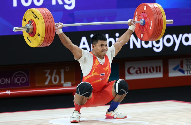 “เวฟ” วีรพล วิชุมา ยกสุดใจคว้าเหรียญเงิน รุ่น 75 กิโลกรัม ชาย เจ้าตัวเผยทำเต็มความสามารถแล้ว แต่ท่าคลีนแอนด์เจิร์กพลาดครั้งแรกเลยต้องปรับแผน แต่ไม่ท้อขอกลับไปซ้อมให้หนักกว่าเดิม อีก 1 เดือนเตรียมลุยต่อรายการใหญ่ “ยกน้ำหนักชิงชนะเลิศแห่งโลก” ที่เมืองหนิงโบ ประเทศจีน เวทีแรกสะสมแต้มโอลิมปิกเกมส์ “แอลเอ 2028” ด้าน “เสธ.ยอด” พลตรี อินทรัตน์ ยอดบางเตย ยอมรับพลาดครั้งเดียวทำเสียจังหวะ ท้าชนคู่ปรับหนุ่มอิเหนาอีกครั้งใน “แอลเอ 2028” ขณะที่ “นัส” ธีระวัตร รัตน์เพชร สู้เต็มที่จบอันดับ 6 รุ่น 70 กิโลกรัม ชาย ในศึกเอเชียนเกมส์ ครั้งที่ 20 ที่เมืองนาโกยา ประเทศญี่ปุ่น สรุปผลงานจอมพลังไทยรับไปแล้ว 2 เหรียญเงิน และ 2 เหรียญทองแดง โดยยังเหลือการแข่งขันอีก 2 รุ่น