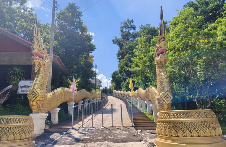 ชาวหนองบัวลำภู ร่วมพลังสร้างประวัติศาสตร์ตักบาตรเทโวโรหณะมากกว่า 3 พันในเทศกาลวันออกพรรษา“ตักบาตรดอกบัวสวรรค์ อลังการสีสัน ธุงผ้าอีสาน กว่า 3 พันธุง” สักการะพระพุทธชยันตี ฉลองครบรอบ 33 ปีจังหวัดหนองบัวลำภู ตักบาตรพระสงฆ์ 333 รูป 27 ตุลาคม 69 วัดดอยเทพสมบูรณ์ อำเภอเมืองหนองบัวลำภู