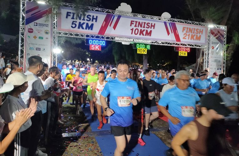 รพ.กรุงเทพหัวหิน จัดวิ่งการกุศล RUN WITH THE FLOW 2026 รองผู้ว่าฯ ประจวบฯ นำทีมเปิดงาน นักวิ่งไทย-ต่างชาติร่วมคึกคัก 1,700 คน