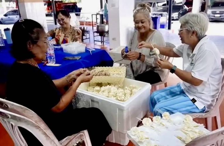 จันทบุรี – กลุ่มสตรีอาสาเทศบาลพลับพลานารายณ์ รวมพลังประดิษฐ์ดอกไม้จันทน์ แสดงความจงรักภักดีและน้อมสำนึกในพระมหากรุณาธิคุณพระพันปีหลวง