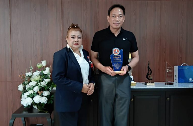 ส.สมาพันธ์นักข่าวฯ มอบโล่เกียรติยศ “ฐานันดร ๔” เชิดชูเกียรติ ผอ.สำนักงานสลากกินแบ่งรัฐบาล สาขาบุคคลผู้ทำคุณประโยชน์ต่อสังคมและประเทศชาติ