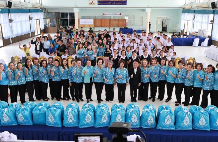 พลังแม่ดีเด่นราชบุรี เดินหน้าแบ่งปันน้ำใจ เสริมพลังแม่และเด็ก มอบทุนการศึกษาพร้อมถุงยังชีพ มุ่งช่วยเหลือแม่และเด็กกลุ่มเปราะบาง ยกระดับคุณภาพชีวิต เสริมความเข้มแข็งให้ครอบครัว