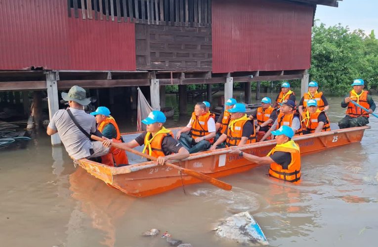 สุพรรณบุรี ผบ.พล.ร9ผู้ว่าสุพรรณติดตามสถานการณ์น้ำมอบถุงยังชีพให้ผู้ประสบภัย
