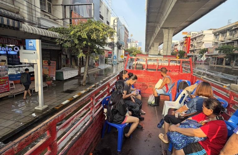ประชาสัมพันธ์ ด้วยฝ่ายดับเพลิงและกู้ภัย ท่าอากาศยานสุวรรณภูมิ จัดบริการรถรับส่งเข้าสนามบิน ฟรี สำหรับประชาชน พนักงานในสนามบินทุกท่าน จุดรับส่ง ตลอดแนวถนนลาดกระบัง โดยผ่านเส้นทางดังนี้