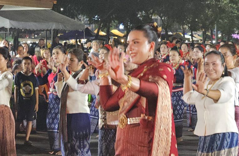 “กัปตันพู่–น้องบีม” นำทัพกว่า 100 นางรำ บวงสรวงพญาศรีสัตตนาคราช ชาวนครพนมแห่ต้อนรับฮีโร่ลูกยางแน่นริมโขง