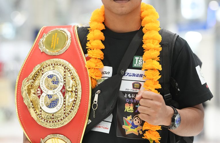 “เพชรโกศล” กลับถึงไทยพร้อมเข็มขัด IBF