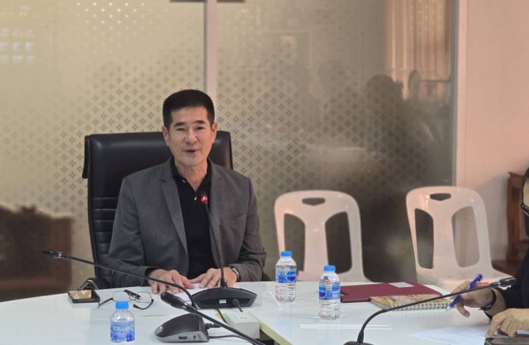 นายกนครหัวหินประชุมรับฟังแนวทางแก้ปัญหาก่อสร้าง–วางท่อ เตรียมปรับปรุงถนนหัวหิน 102 งบ 148 ล้านบาท
